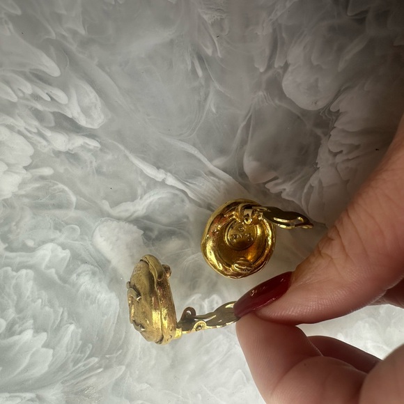 Vintage Chanel Clip On Gold Earrings - Picture 4 of 8